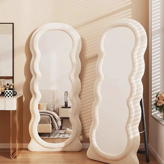 Aesthetic staande wavy spiegel